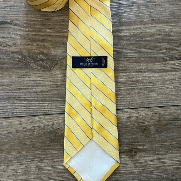 346 Brooks Brothers Yellow Striped Men's Silk Tie - Picture 2 of 3
